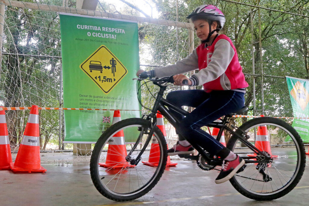 Escolas de Curitiba têm atividades de educação para o trânsito de bicicletas.